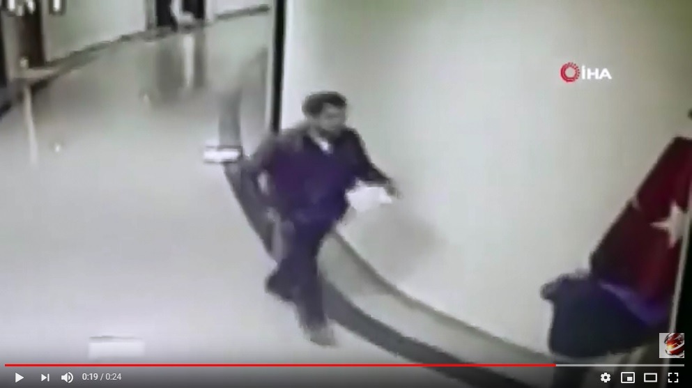 Şanlı Bayrağa Çocuğun Gösterdiği Sevgi Mobesede